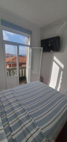 Habitación pequeña con balcon